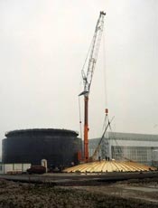 Erection of assembled fixed roof using 500 ton crane, Munich airport